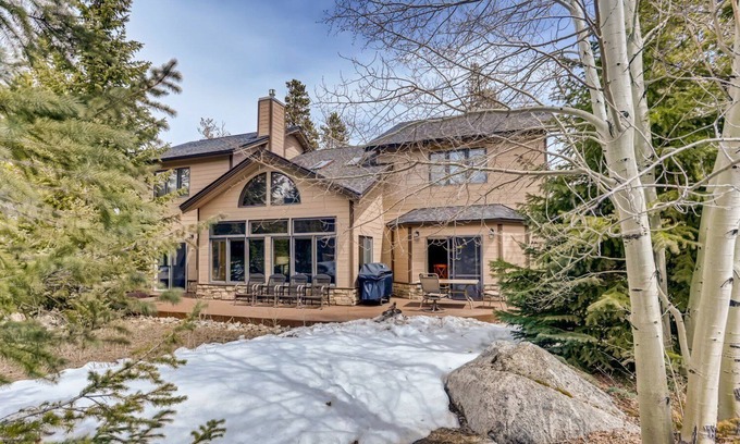 Three Peaks House | Perfect for Your Family Vacay with yard, hot tub & Pet Friendly!