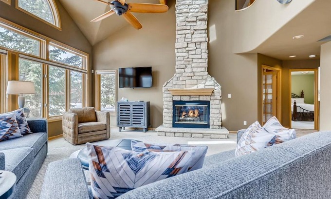Three Peaks House | Perfect for Your Family Vacay with yard, hot tub & Pet Friendly! home