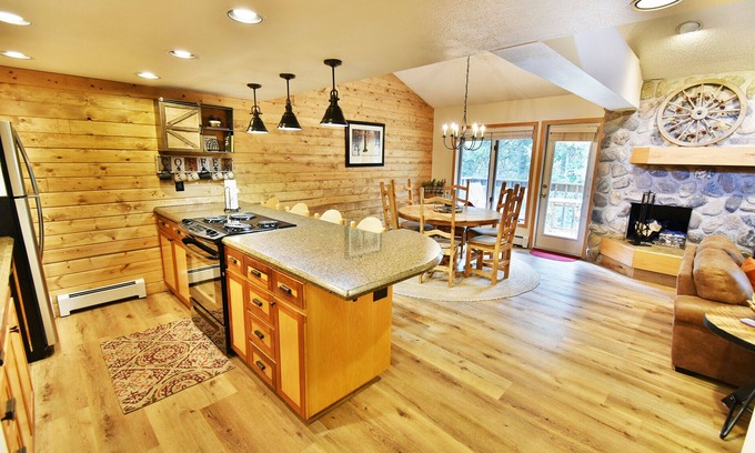 Frisco Condo | Pool, Hot Tubs, Deck on River. Walk/Easy Drive to Dining, Shops, Marina