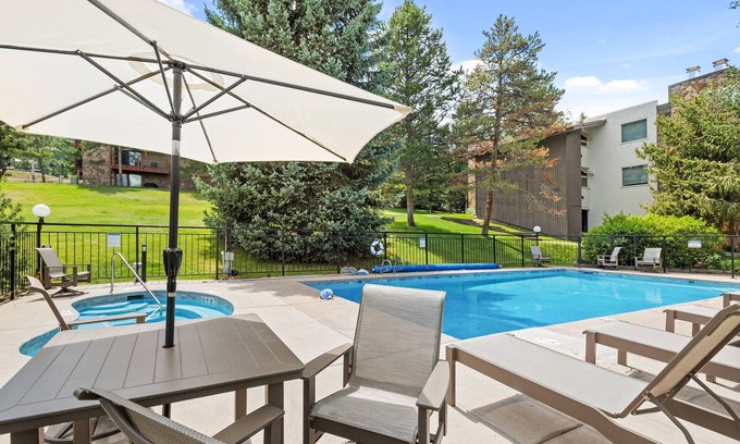Snowmass Village Condo | Popular Snowmass Condo! Outdoor Pool & HT/Wood FP/Balcony/Grill. Elevator, Parking. Next to Village