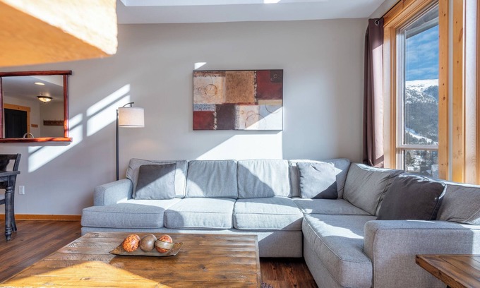 Copper Mountain Village Condo | Prime Center Village Location! Top Floor condo recently updated