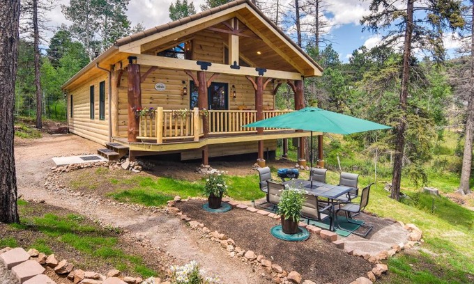 Green Valley House | Private Hot Tub and Pond Conifer Log Cabin