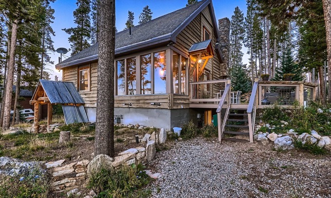 Breckenridge House | PRIVATE Hot Tub, Mins From Town, Love Pets, Meticulously Clean