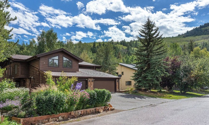 Eagle-Vail House | Private Hot Tub & Pet Friendly - Beds for any group dynamic