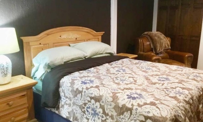 Perry Park Resort | Private room ∙ 4 guests