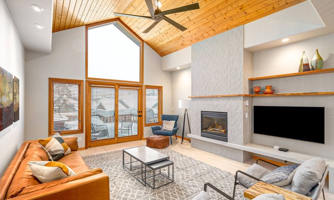 Steamboat Springs House | Professionally Decorated Townhome w/2 Fireplaces & Mtn Views - Walk to Gondola