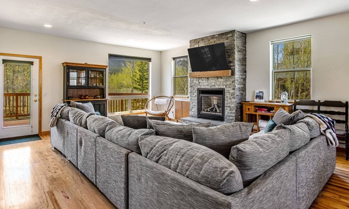 Wildernest House | Prospector Village getaway with mountain views & deck