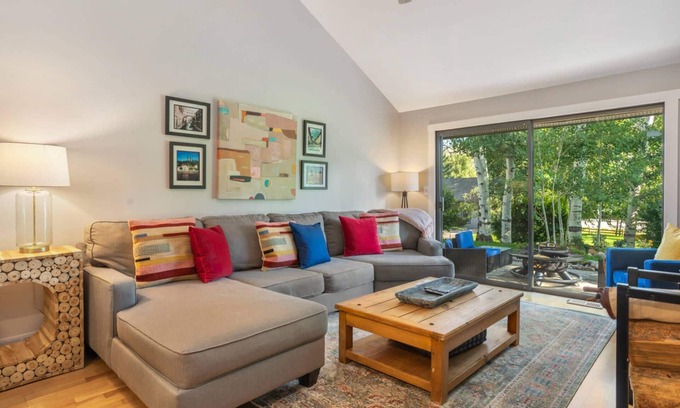 Avon House | Quiet Colorful Fall! 3 Nights 10% off Now into November