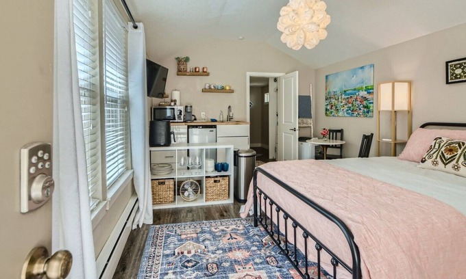 Berkeley House | Quiet, quant carriage house! Dog Friendly