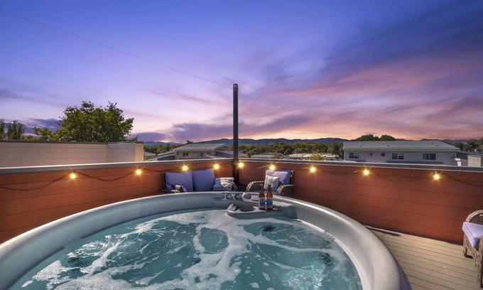 Fort Collins House | Rooftop Hot Tub! Walk to Old Town, Brews, & River. Enjoy Arcade-grade Skee-Ball!