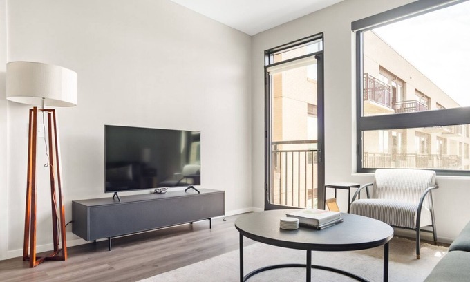 Congress Park Apartment | Roomy Congress Park 1BR w/ Gym & Pool, near shops & dining, by Blueground