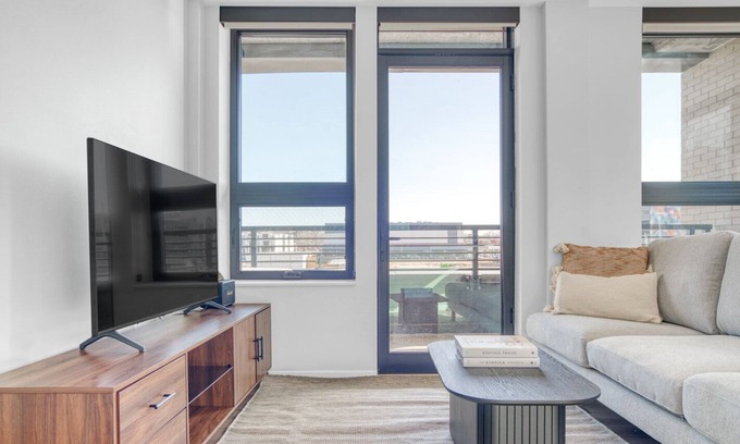 Congress Park Apartment | Roomy Congress Park 2BR w/ Gym & Pool, near shops & dining, by Blueground