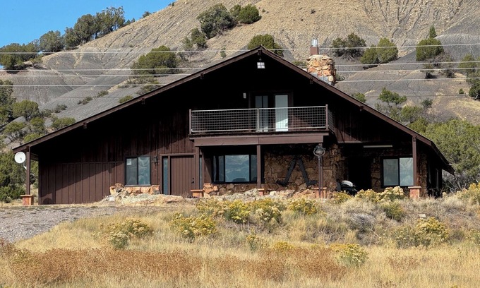 Meeker House | Rustic 4-Bedroom Luxury Retreat - Spectacular White River Valley Views