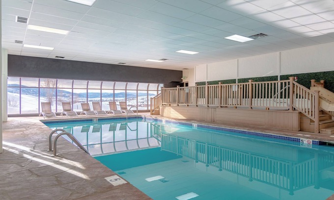 Steamboat Springs Apartment | Scenic Mountain Retreat! 3 Amazing Rooms w/Kitchen | Pool + Free Parking
