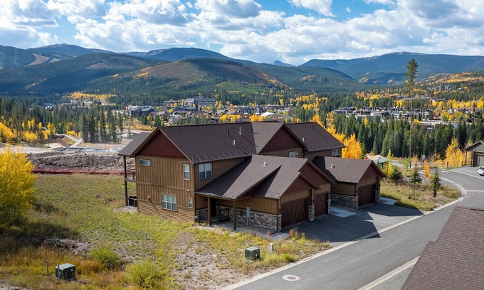 Rendezvous House | Scenic Mountain Views in Dog-Friendly Home