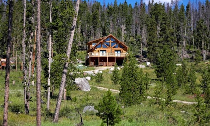Grand Lake Cabin | Secluded Log Cabin-Lake Mtn Views 7acres Hot Tub by RMNP ping pong,shuffleboard