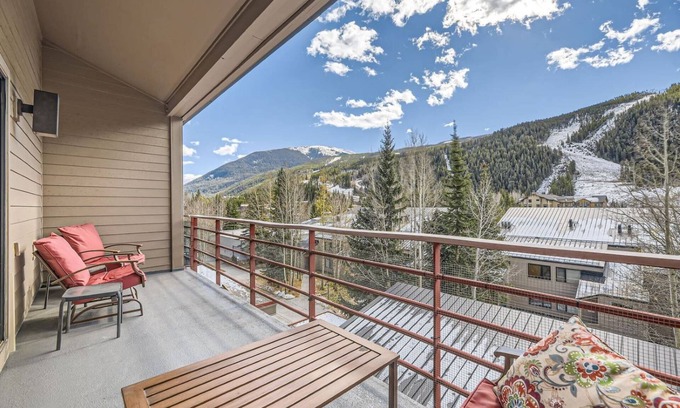 Mountain House Condo | See Fall’s Colors! Cozy Keystone Condo, Walk to Lifts, Mountain Views & Hot Tub