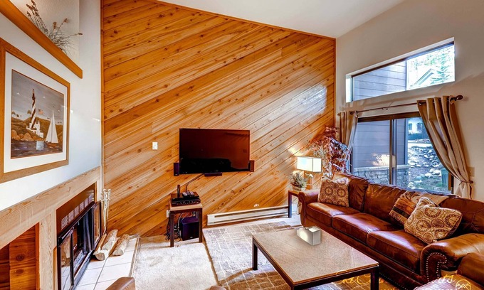 Four O'Clock House | Short Walk to Lift & Main Street, Wood Fireplace, Garage, Wi-Fi, Shuttle
