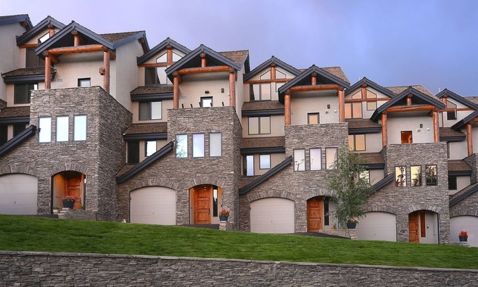 Crested Butte House | Silver Ridge 7/The Perfect Ski-in Ski-out Location! Hot Tub! Heated Garage!