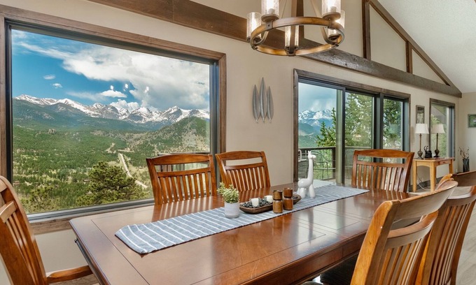 Windcliff Estates House | Sittin' Pretty Luxury Vacation Home at Windcliff by RedAwning