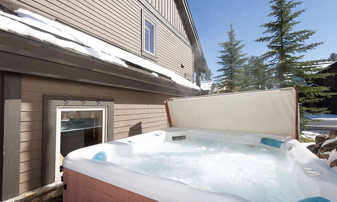 Four O'Clock Condo | Ski-in&out. Spacious Home w Hot Tub. Close to Town & Shuttle. 7th Nt FREE!