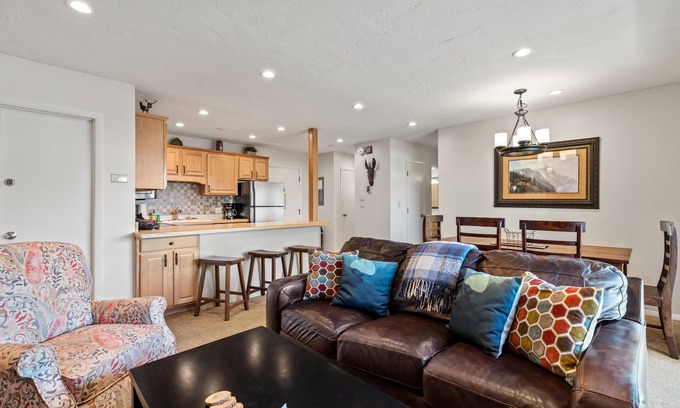 Steamboat Springs Condo | ⭐️ Ski to Deck ⎮ Free WiFi ⎮ Hot Tub