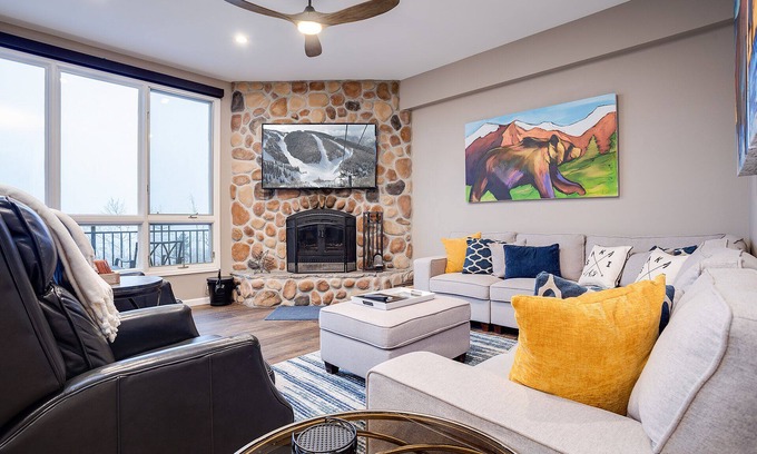Steamboat Springs Condo | SL300 | Modern Penthouse | Views | Winter Shuttle | Hot Tub | 100 Yds to Lift