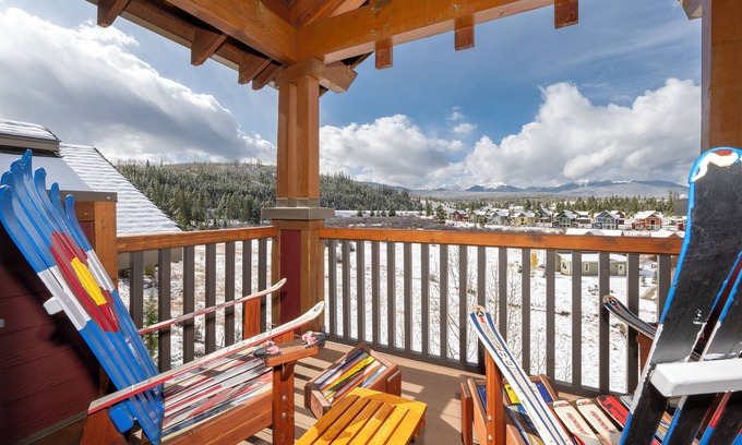 Fraser Condo | Spacious condo w/hot tub & mountain views