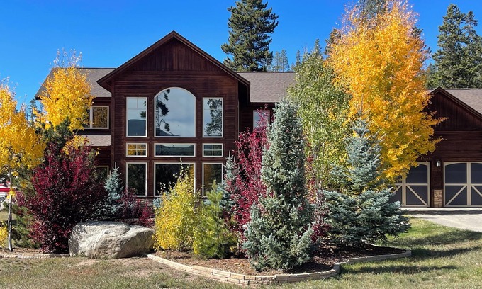 Grand Lake House | Spacious Grand Lake cabin ideal for multigenerational stays with 2 master suites