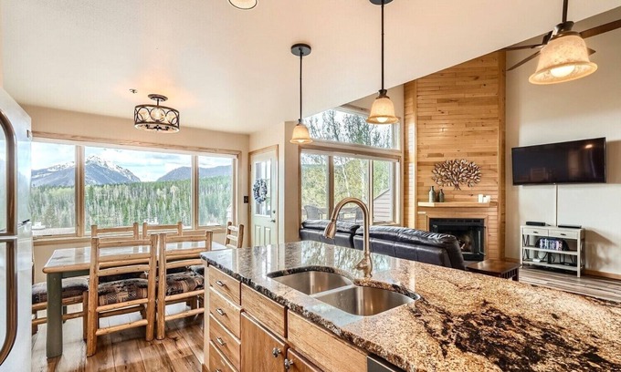 Wildernest Condo | Spacious Mountain Condo with Panoramic Views and Shared Hot Tubs