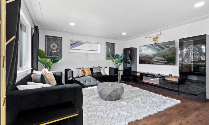 Sunnyside House | Stunning 5-Bedroom Home in DEN