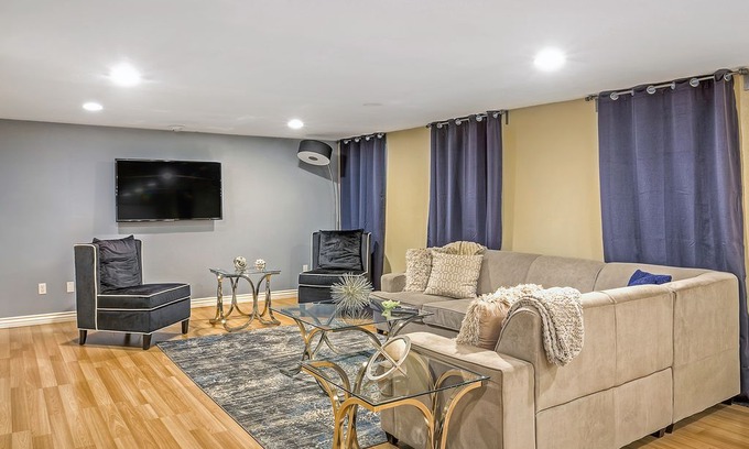 City Park West House | Stunning City Park Mansion Sleeps 16!