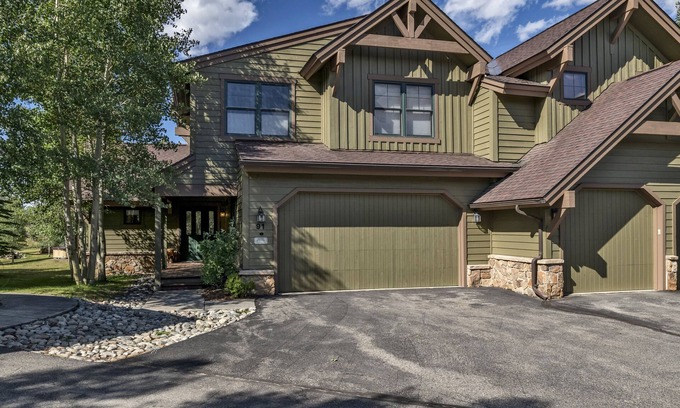 The Highlands House | Stunning Ski Home with Mtn Views, Complimentary Shuttle to Breck, Highly Rated!