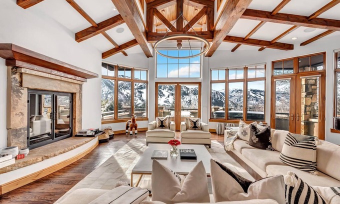 Aspen House | Stunning View Estate (2.6 acres) Walking distance to town