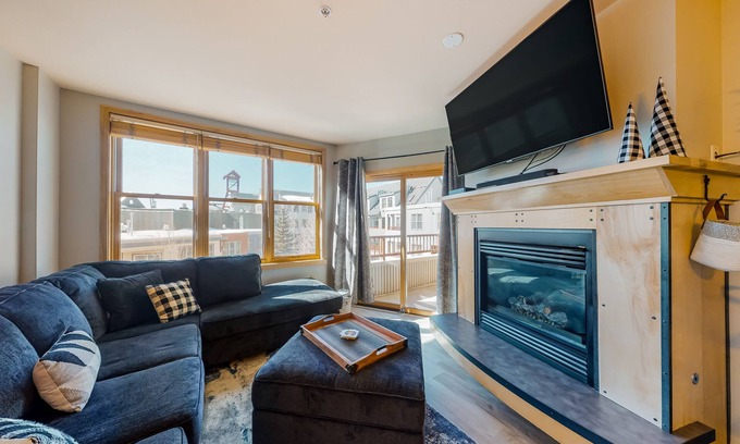 River Run Condo | Stylish & Bright Mountain Getaway W/Shared Pool/Hot Tubs - Walk to Lifts