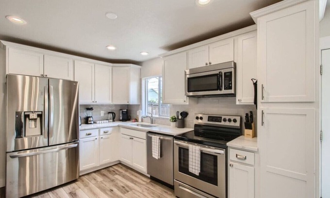 Alta Vista Area House | Stylish Five Bedroom w/outdoor Badminton Court