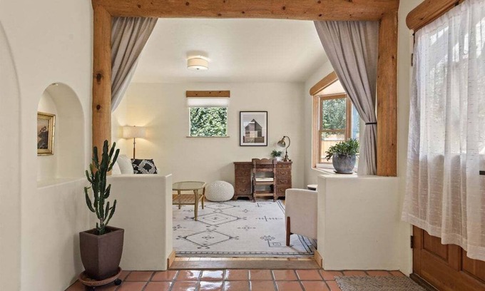 Carbondale House | Sunflower House | Historic Gem Steps from Main St.