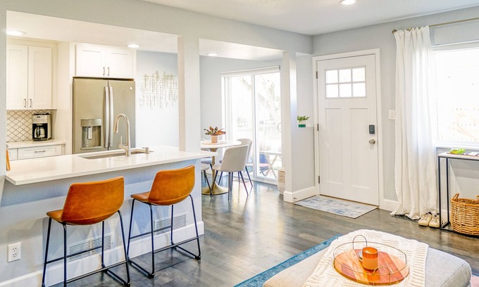 Glenwood Grove - North Iris House | Sunny Townhouse 2miles to Pearl St.