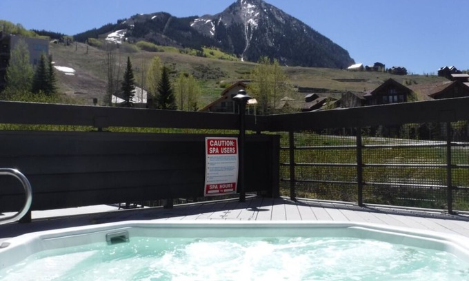Crested Butte Condo | The LOVE SHACK ♥ Highly rated ♥ - Walk to LIFTS, Hot Tub, the Bus Stops Here!