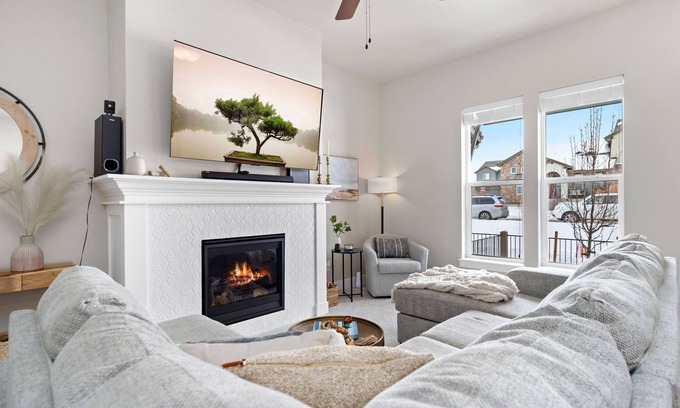 Windsor House | The Mid-Century Boho Comfort Getaway—Private Room—Your Perfect Retreat Awaits!