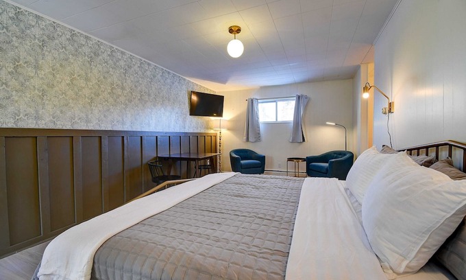 Leadville Apartment | The Old Tale Inn - King room w/ Hot Tub