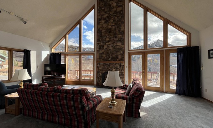 Crested Butte House | This cozy budget & pet friendly house is located right near the ski base area