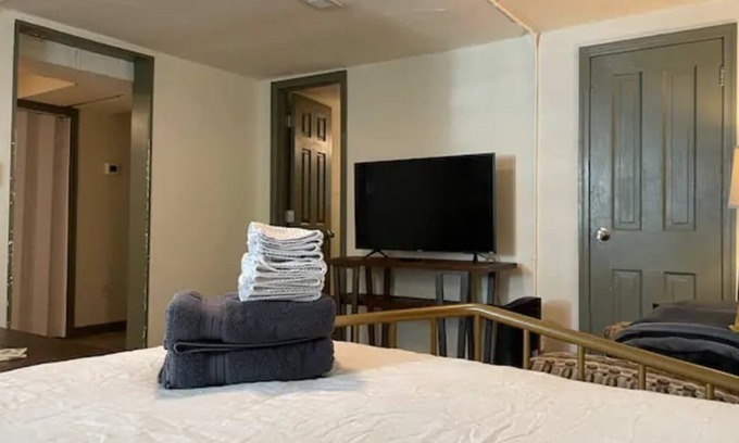 Lakewood Apartment | This guest suite is a 1 bedroom(s), 1 bathrooms, located in Lakewood, CO.