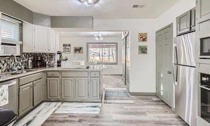 Lakewood House | This house is a 3 bedroom(s), 2 bathrooms, located in Lakewood, CO.