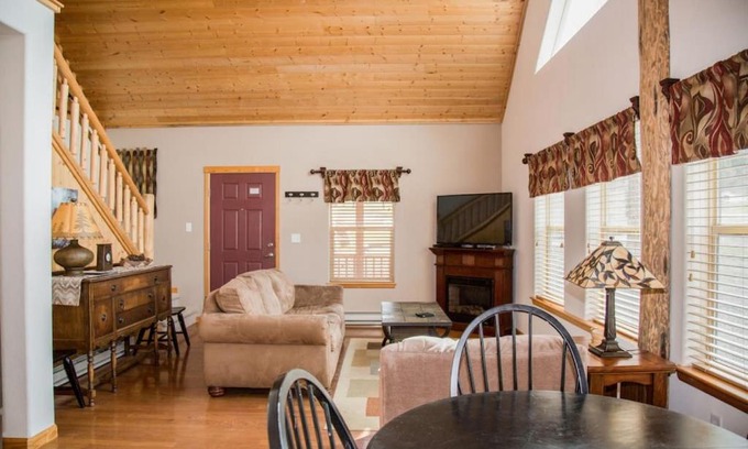 Estes Park House | Twin Owls Lodge, Great for families Master bedroom, Loft, full kitchen, Dogs OK