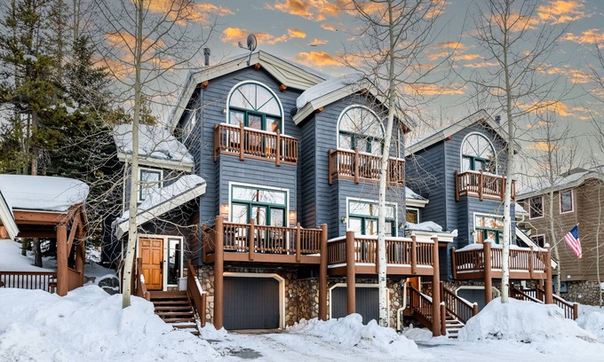 Four O'Clock House | Walk to Nearby Creek, Ski Lift or Town! Hot Tub!