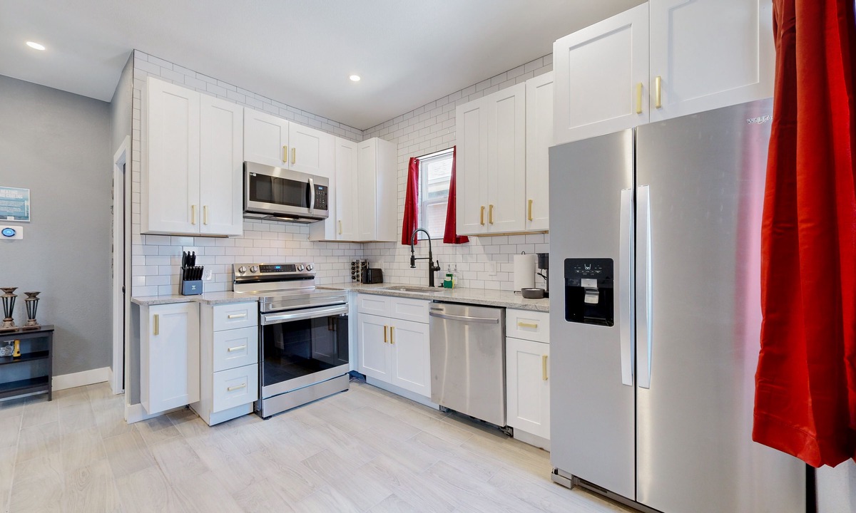 Baker House | Spooky 4-king bed house in Denver with AC & WiFi