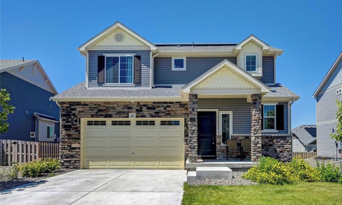 Aurora House | Elegant and Immaculate 3,260 Sq.ftnHome in Adonea, Aurora with Free WiFi and AC.