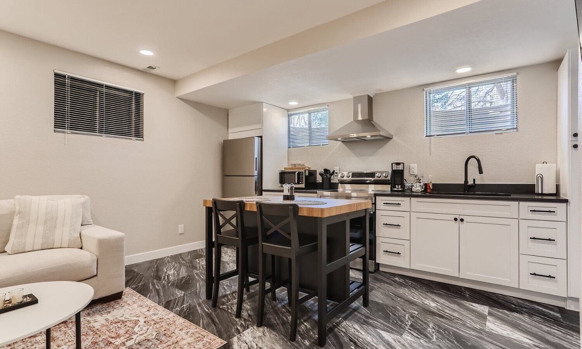 Aurora House | Chic, Modern and Cozy Basement with Garage