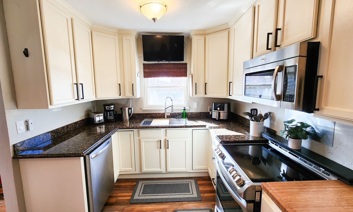 Englewood House | Urban Retreat: 2 King beds, Hot tub, Fenced Yard